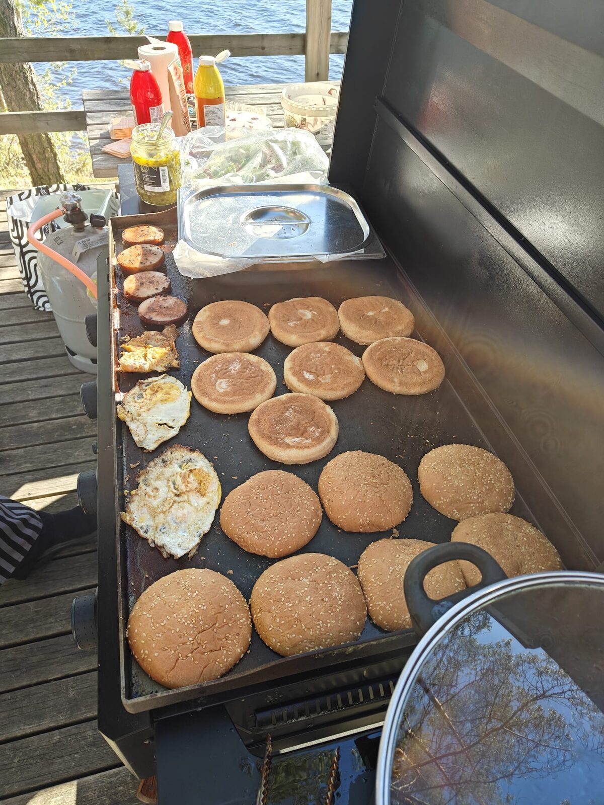 Hampurilaisia valmistumassa grillillä yritystilaisuuteen
